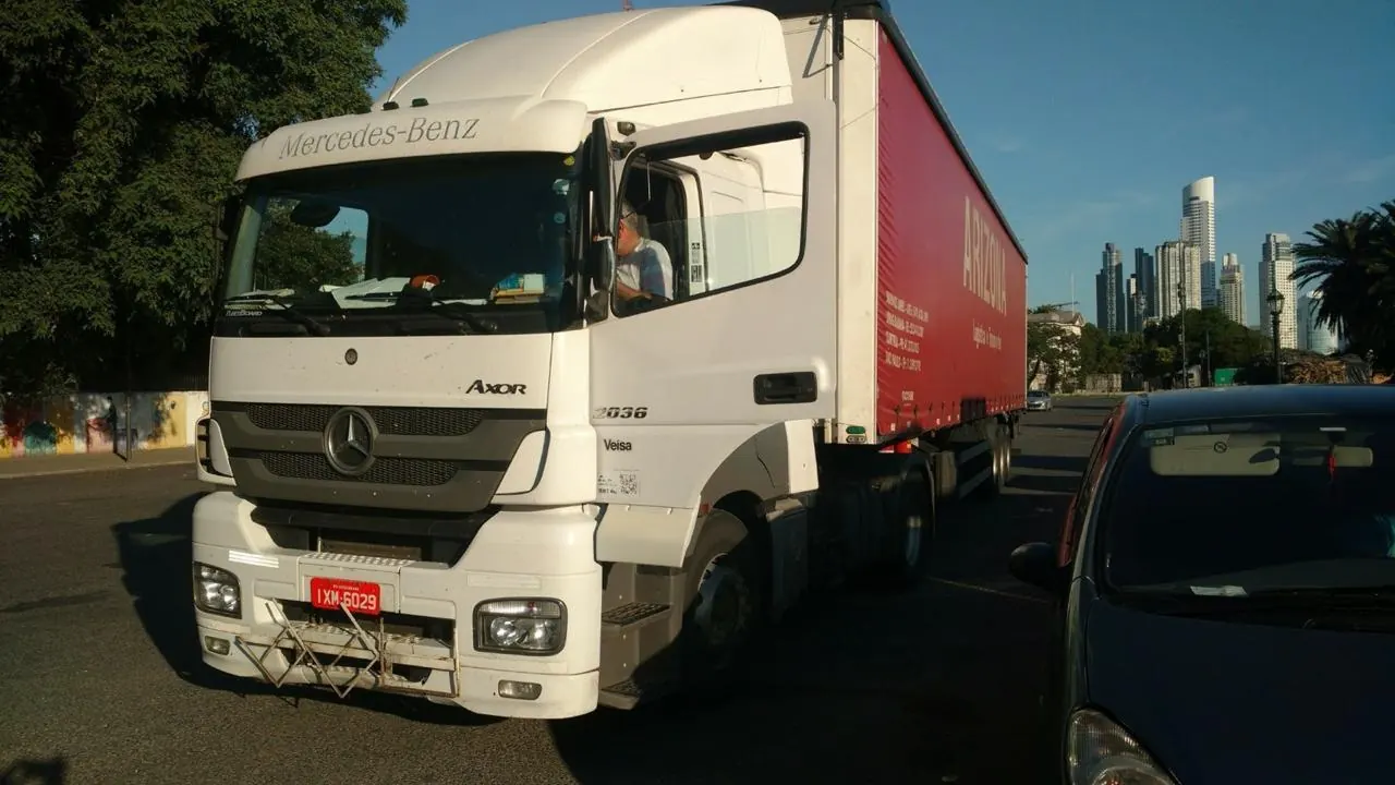 Camión de Arizona en Buenos Aires antes de salir hacia Brasil