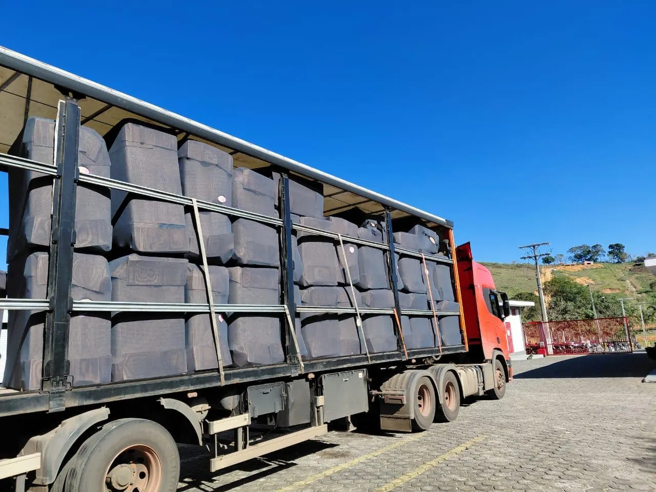 Camión de Arizona cargado con big bags en carga completa