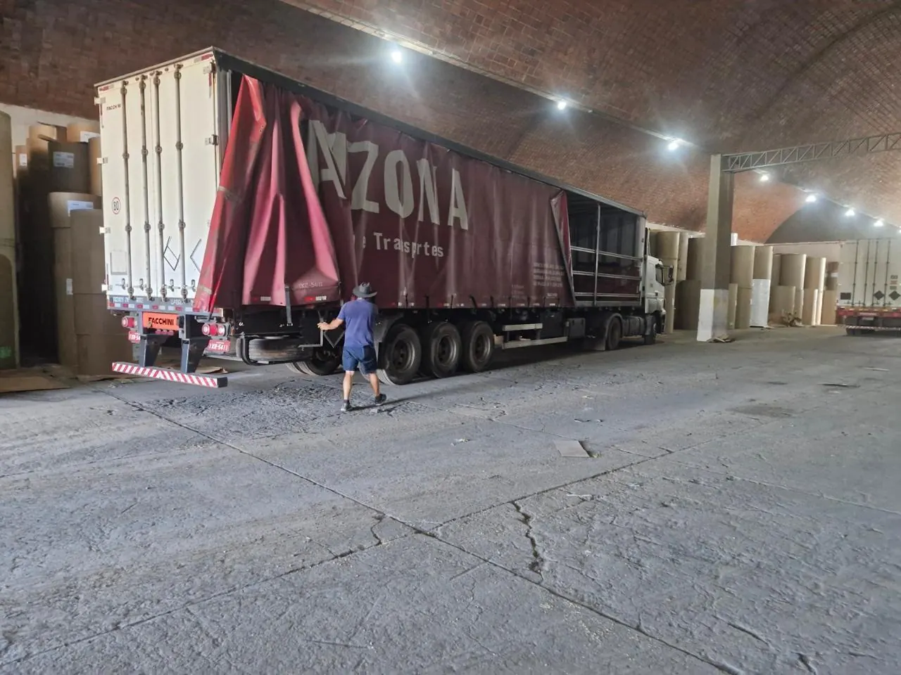 Carga de bobinas de papel en depósito con equipo de Arizona