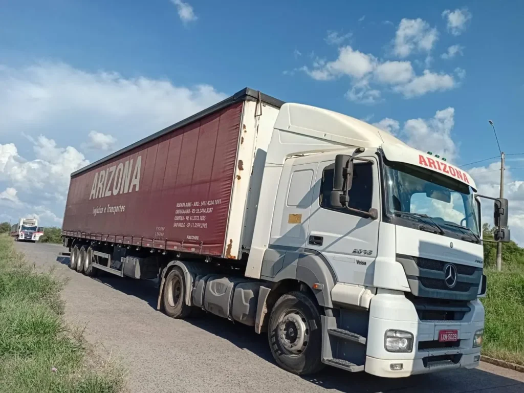 Caminhão da Arizona na estrada no corredor rodoviário Argentina–Brasil